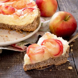 کیک سیب با گل رز، خشکبار و خامه / Apple Cake With Roses, Nuts And Cream