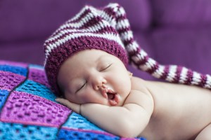 بچّه تازه متولّدشده در کلاه / Cute Newborn Baby Sleeps In A Hat